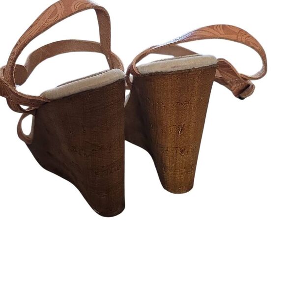 Sbicca Women's Size 7 Tan Brown Embossed Leather Wooden Wedges**FLAW - Picture 2 of 7